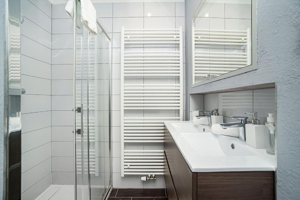 Luxurious Two-bedroom In The Old Town Apartment *
